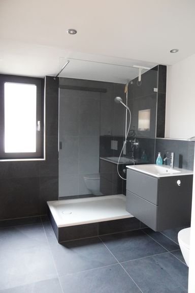 Neues Bad mit schwarzen Fließen